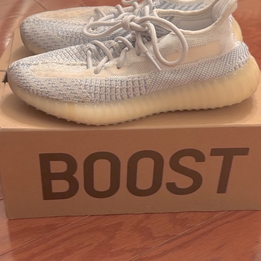 Near brand new Yeezy Boost 350 V2 sz 7 women, 5.5 men. ☁️ =so comfy! Worn once.